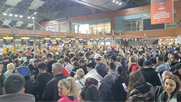 İstanbul'da Yoğun Sis ve Fırtına Hava Trafiğini Kesintiye Uğrattı