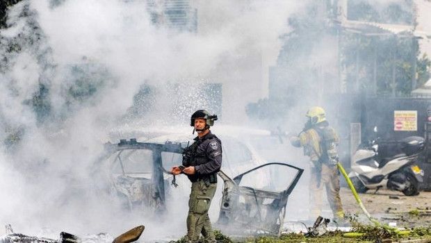 İran, Ortadoğu'daki Çatışmada Siccil Füzesiyle İlk Kez İsrail'i Vurdu