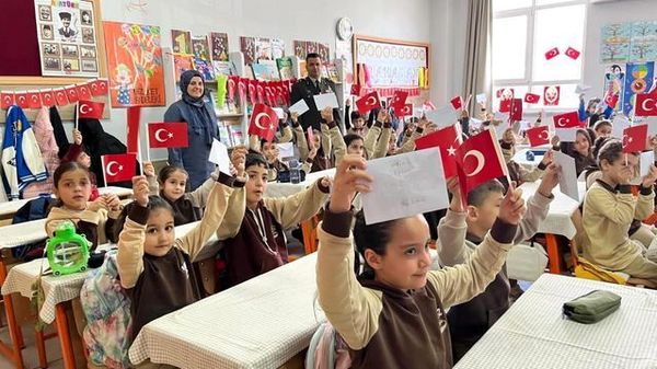 Adıyamanlı İlkokul Öğrencileri Mehmetçiğe Destek Mektupları Yazdı