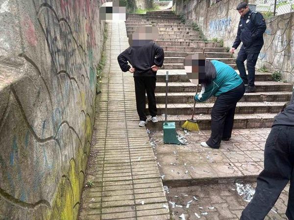 Devrek'te Konfetiyle Kirleten Gençler Alanı Temizledi