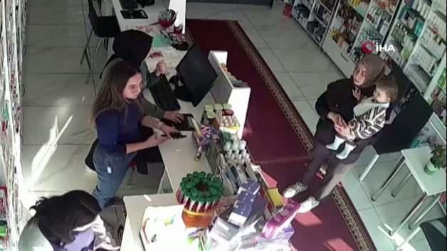 Kayseri'de Fark Ücreti İstemeyen Kadın Eczaneye Taşla Saldırdı