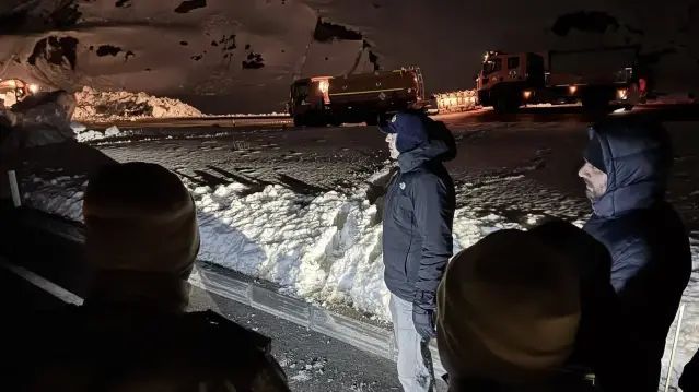 Hakkari Kara Yolu AFAD ve Karayolları Çalışmalarıyla Yeniden Ulaşıma Açıldı