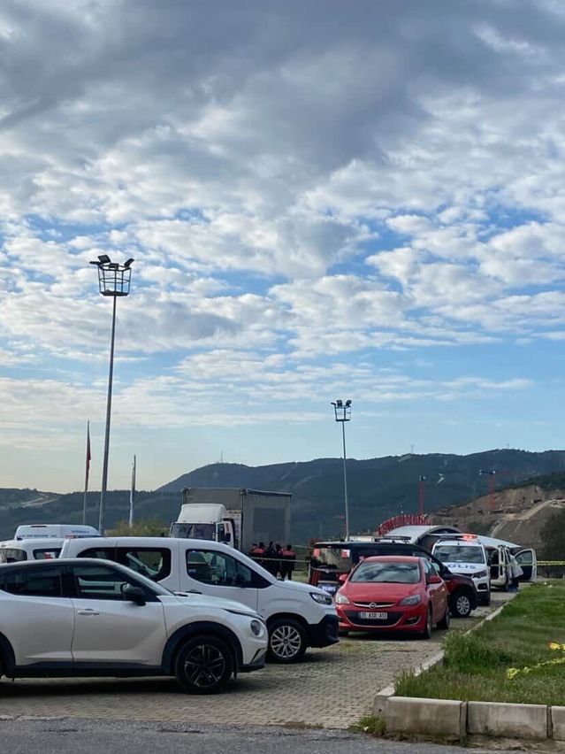 Karabağlar'da Silahlı Saldırı ve İntihar Girişimi: Bir Kadın Hayatını Kaybetti