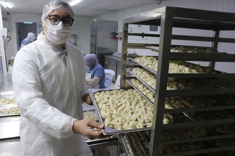 Adanalı Eczacı, Kurduğu Fabrikada 100 Kadına Mantı İstihdamı Sağlıyor