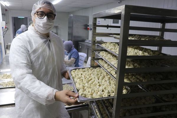 Adanalı Eczacı, Kurduğu Fabrikada 100 Kadına Mantı İstihdamı Sağlıyor