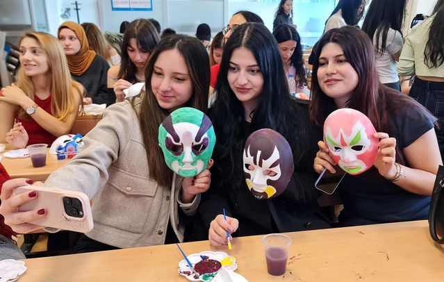 İstanbul Okan Üniversitesi'nde Pekin Operası Maskeleri Canlandı