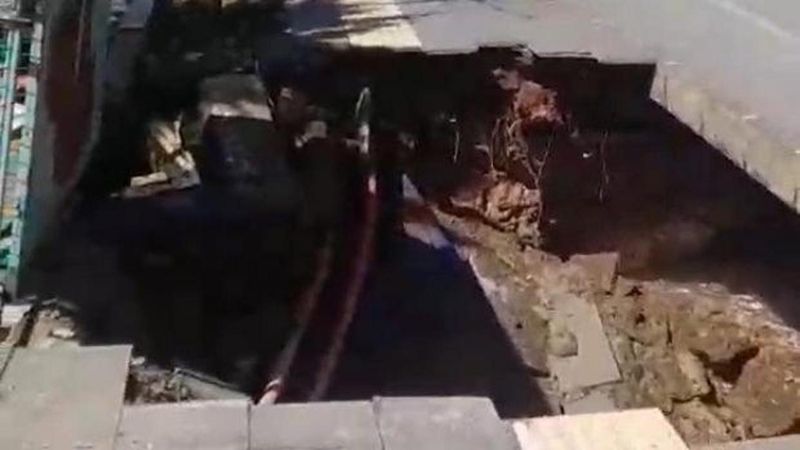 Siirt'te Kaldırım Çöktü, Yol Trafiğe Kapatıldı