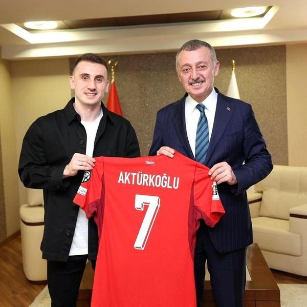 Kerem Aktürkoğlu, Başkan Büyükakın'a İsmi Yazılı Ay-Yıldızlı Forma Hediye Etti
