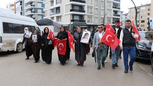 Vanlı Aileler DEM Parti İl Başkanlığı Önündeki Eylemlerini Sürdürüyor
