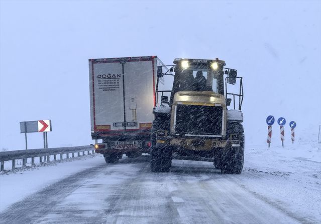 Doğu Anadolu'da Nisan Ayında Kar Yağışı Etkisini Gösterdi