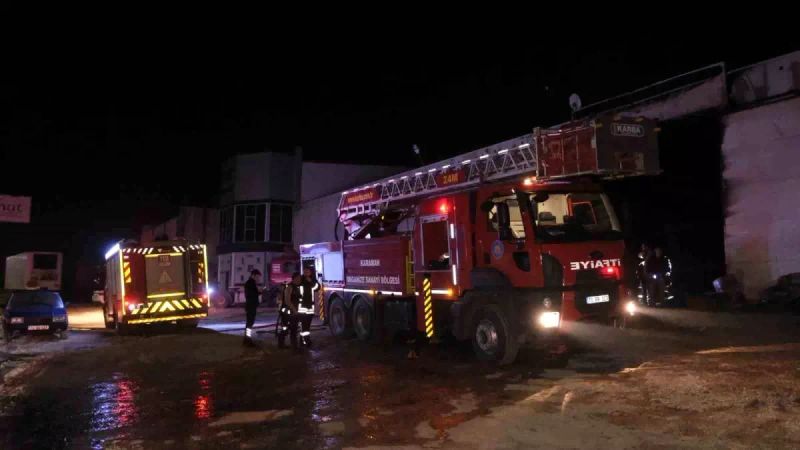 Karaman'da Dorse Üretim Fabrikasında Gece Yangını Söndürüldü