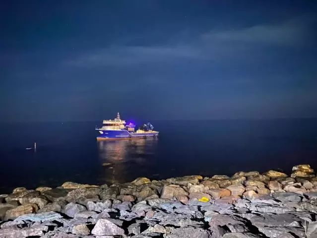 Rize'de Balıkçı Teknesi Kayalıklara Oturdu, Kaptan Güvenle Tahliye Edildi