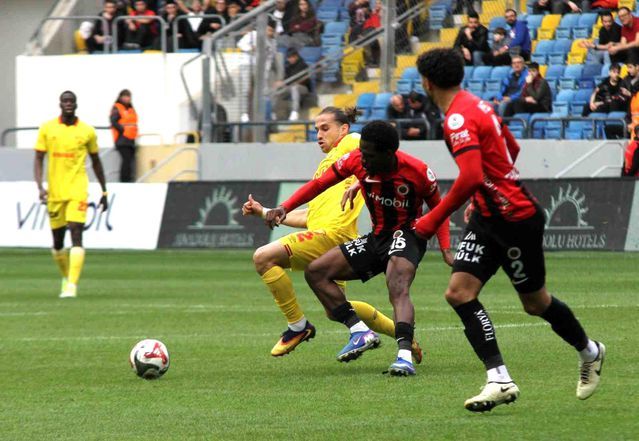 Göztepe, Gençlerbirliği Karşısında İlk Yarıyı 1-0 Önde Kapattı