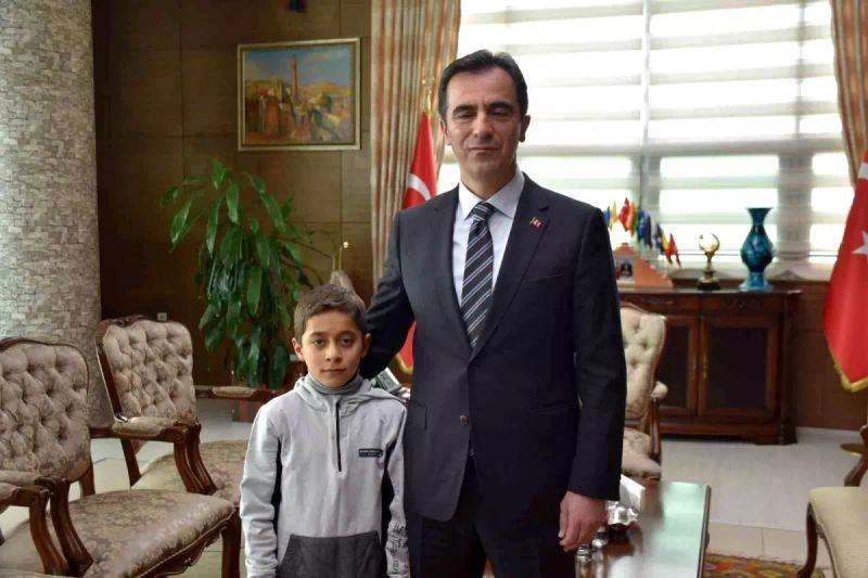 Vali Karakaya, Kar Altında İstiklal Marşı Okuyan Öğrenciye Teşekkür Etti