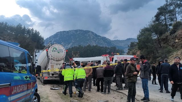 Antalya-Isparta Yolunda Minibüs ile Beton Mikseri Çarpıştı: 7 Ölü, 7 Yaralı