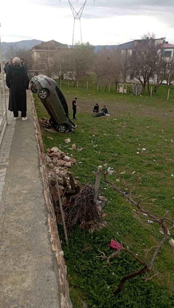 Elazığ'da Şarampole Uçan Araçtan 1 Kişi Yaralı Çıktı