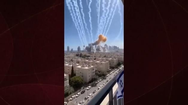 İran, İsrail'e Fırlattığı Füzelerle Demir Kubbe'yi Aşarak Tel Aviv'i Vurdu