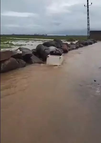 Mardin'de Sağanak Sonrası Bir Kişi Hurda Buzdolabı Kasasıyla Su Birikintisinde Eğlendi