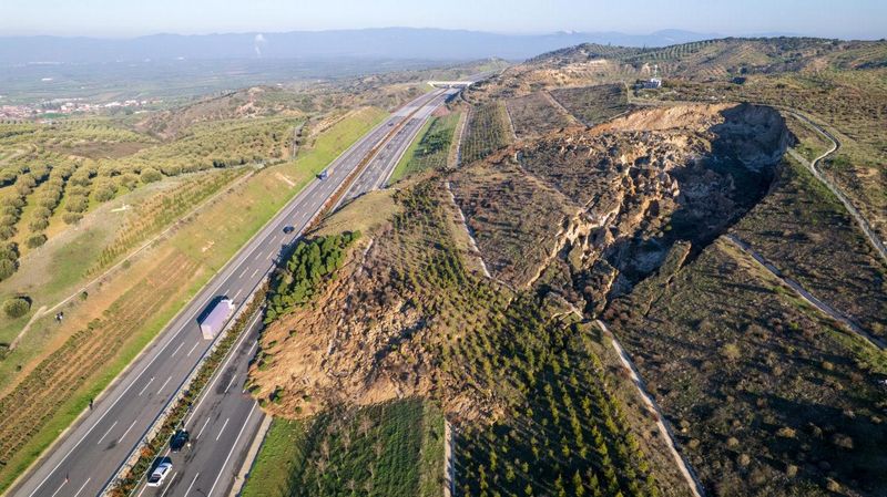 İzmir-İstanbul Otoyolu'nda Heyelan Trafiği Olumsuz Etkiledi