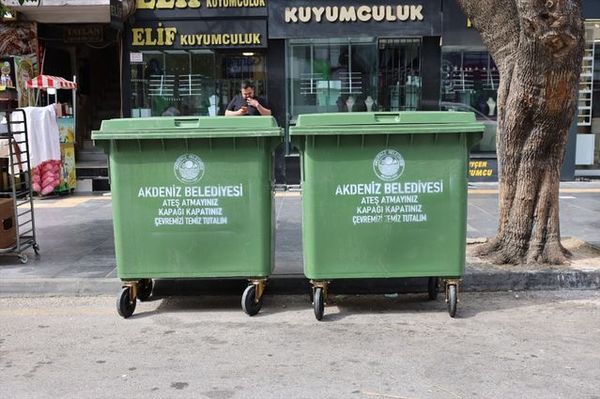 Mersin Akdeniz'de Çöp Konteynerleri Yenilendi ve Temizlik Altyapısı Güçlendirildi