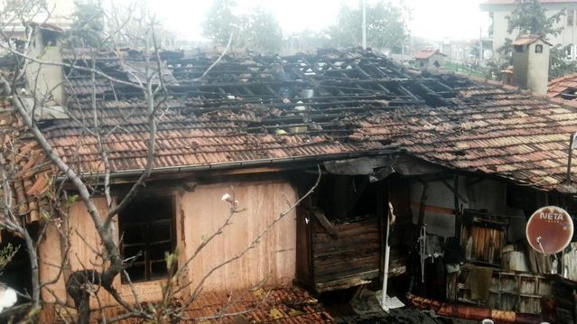 Isparta Yalvaç'ta İki Katlı Evde Çıkan Yangın Kısa Sürede Söndürüldü