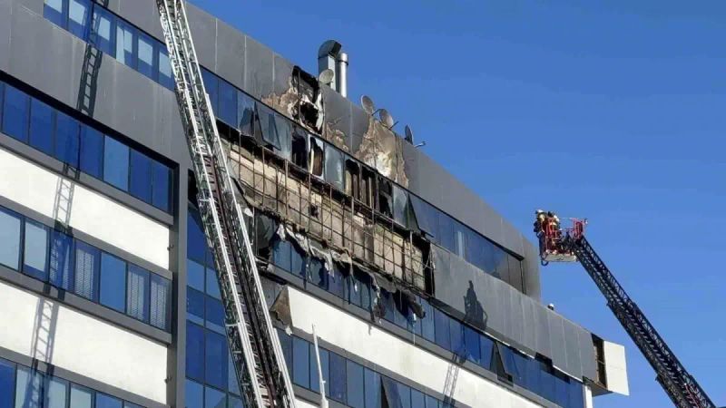 Gebze'deki İş Merkezi Dış Cephesinde Çıkan Yangın Hızla Kontrol Altına Alındı