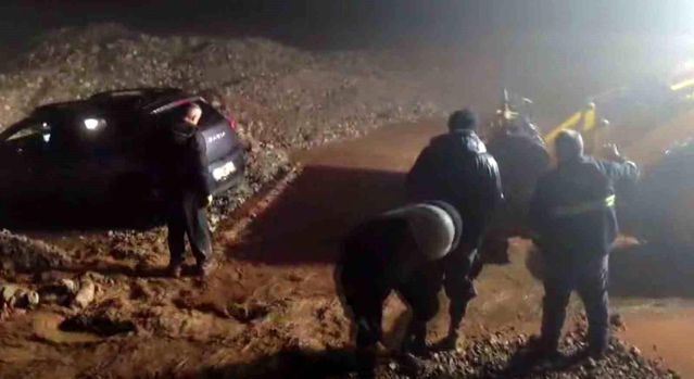 Şırnak'ta Yoğun Yağış ve Fırtına; Gazeteci Sel Sularında Mahsur Kaldı