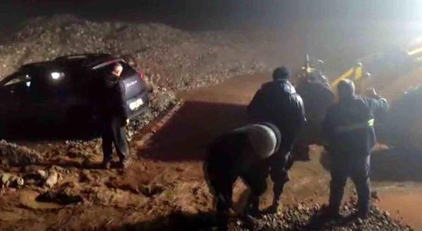 Şırnak'ta Yoğun Yağış ve Fırtına; Gazeteci Sel Sularında Mahsur Kaldı