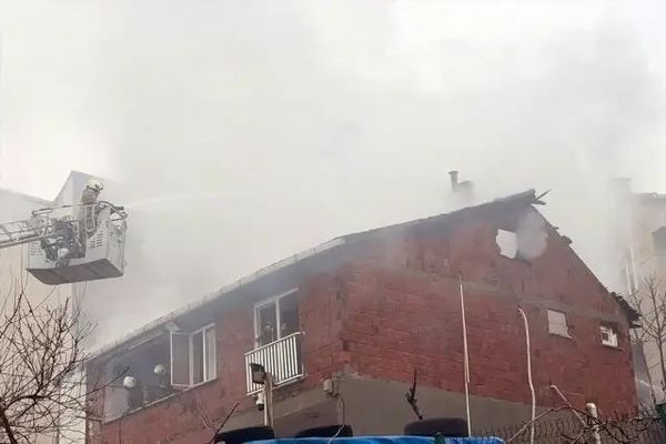 Maltepe'de İki Katlı Binanın Çatısında Çıkan Yangın Söndürüldü