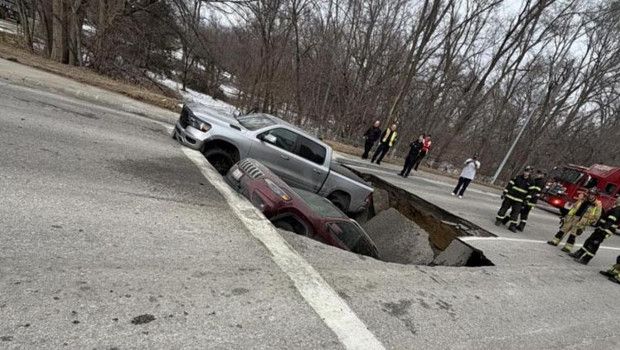 Omaha'da Kırmızı Işıkta Bekleyen Araçlar Aniden Çöken Yola Düştü