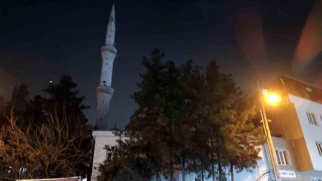 Batman'da Kudret Camii Minaresine Yıldırım Düştü, Hasar Oluştu