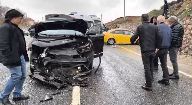 Elazığ'da Bayramlaşma Konvoyunda Trafik Kazası: 2 Yaralı