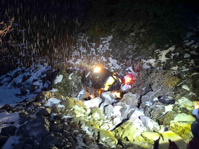 Antalya'da Otomobil Şarampole Devrildi: 3 Kişi Yaralandı