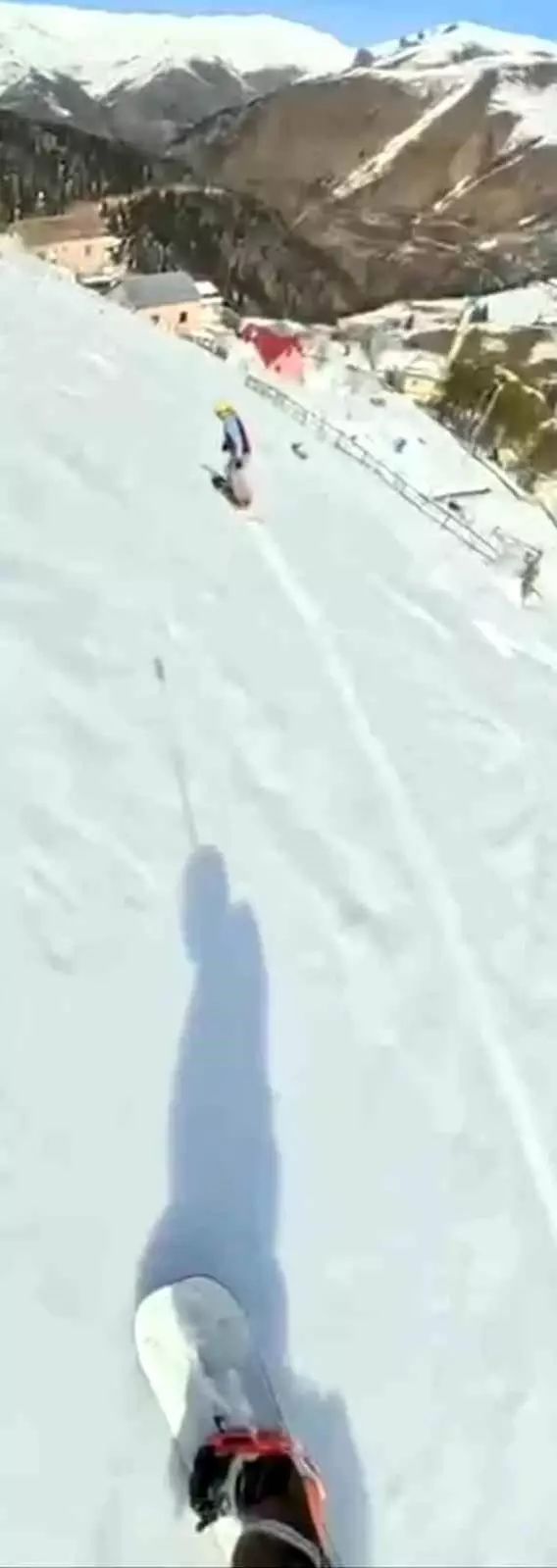 Trabzon Araklı'da Kardeşlerin Sahile Yakın Snowboard Keyfi