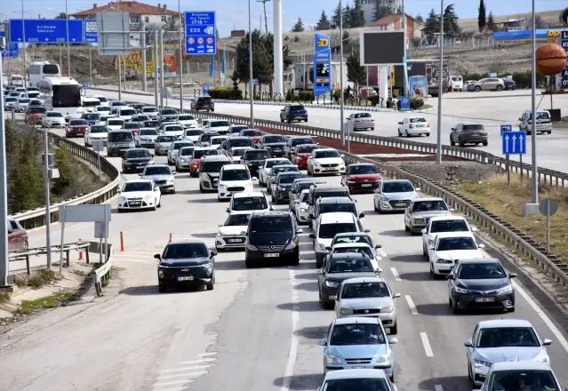 Kırıkkale'de Bayram Dönüşünde Trafik Yoğunluğu Devam Ediyor