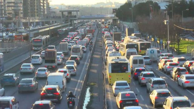 İstanbul'da Ramazan'ın İlk İftarında Trafik Yoğunluğu %85'e Ulaştı