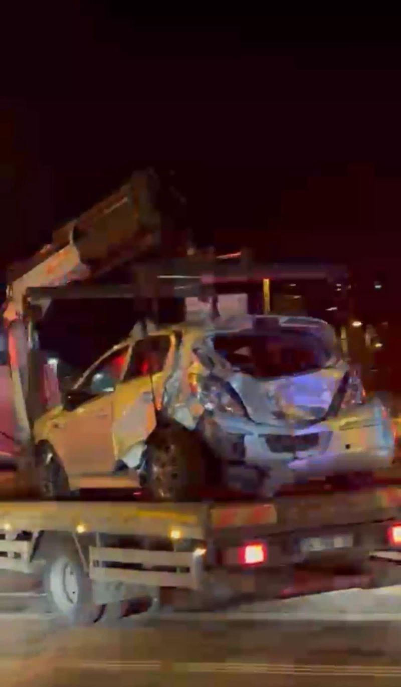 Kartal'da Hızlı Araç Virajı Alamayıp Takla Attı: 2 Kişi Yaralandı