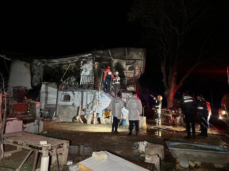 Uşak'ta Prefabrik Evde Gece Yarısı Yangın: Çift Hayatını Kaybetti
