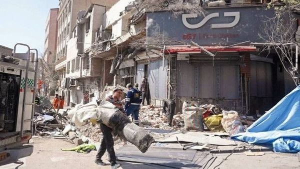 Tahran’da Saldırılar Korku ve Panik Yaratıyor, Kent Hayatı Felç