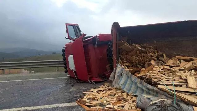 Yalova-Bursa Karayolunda Tahta Yüklü Tır Devrildi: 1 Kişi Yaralandı
