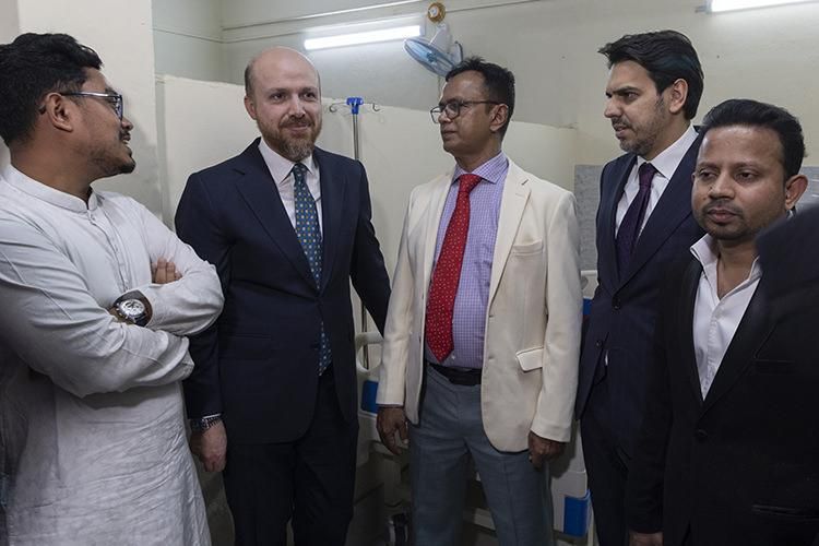 Bilal Erdoğan ve TİKA Başkanı Eren, Dakka'da Sağlık Merkezi Açılışında Bir Araya Geldi