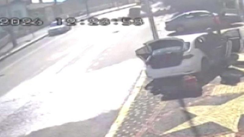 Balıkesir Caddesi'nde Dev Kaya Parçası Kaldırıma Düştü