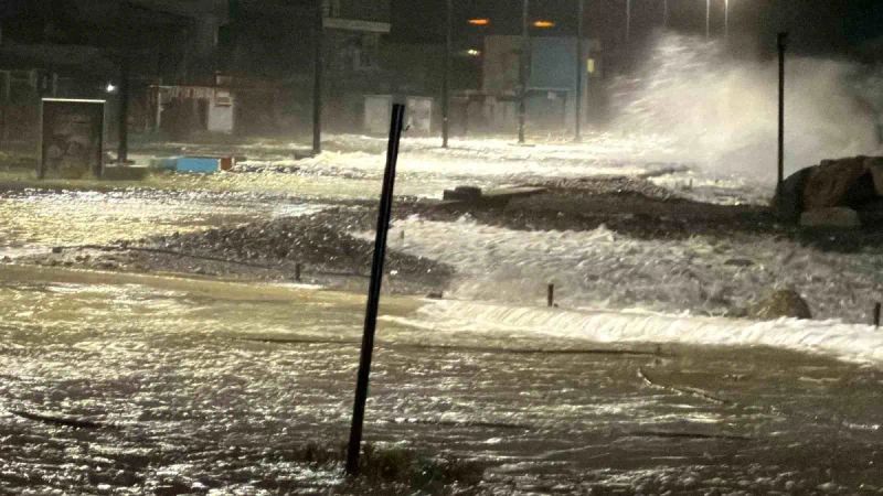 Altınoluk'ta Şiddetli Lodos Fırtınası Hayatı Olumsuz Etkiledi