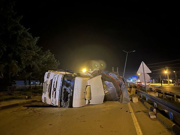 Eğirdir'de Saman Yüklü Tırın Devrilmesi Sonrası Sürücü Yaralandı