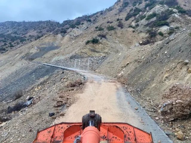 Kozluk'ta Heyelan Nedeniyle Kapanan Köy Yolları Yeniden Ulaşıma Açıldı