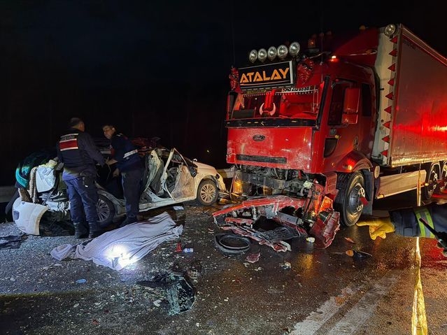 Ağlasun'da Otomobil ve Kamyon Çarpıştı: 1 Ölü, 4 Yaralı