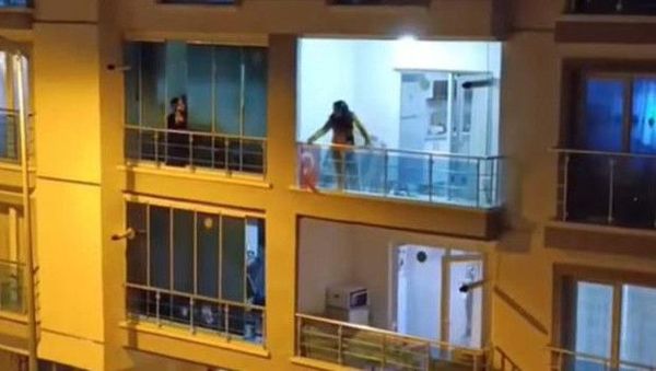 Keçiören'de Komşularıyla Tartışan Kadın Sinir Krizi Geçirdi, Eşyaları Balkondan Attı