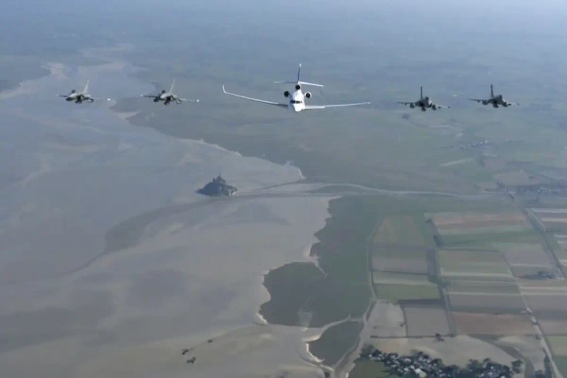 Macron, Nükleer Caydırıcılık Konuşması İçin 4 Rafale Savaş Uçağıyla Seyahat Etti