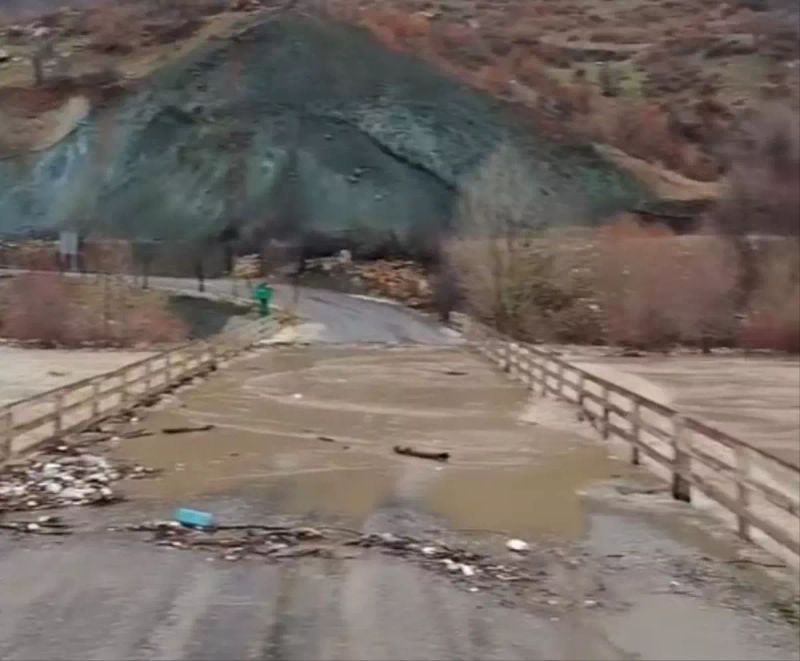 Diyarbakır'da Yağış Sonrası Dere Taştı, Bir Köprü Sular Altında Kaldı