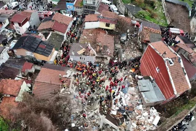 Fatih'teki Çöken Binalardan Bir Kişi Daha Sağ Çıkarıldı